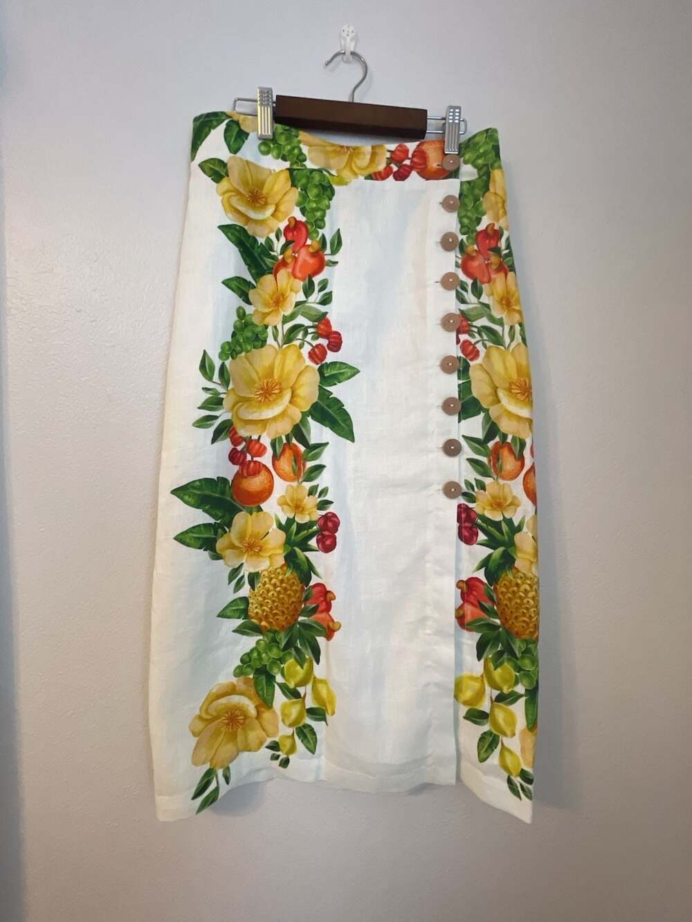 Farm Rio women’s small floral-print Skirt
Size small
Buttons
Lined 
Cottagecore